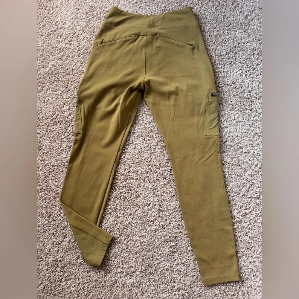 Athleta Headlands Hybrid Highrise Cargo Legging in Olive Green - Picture 4 of 5